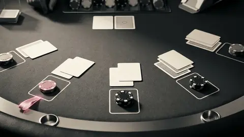 Ett blackjackbord med sju spelplatser, kort och marker på grön filt i en studiomiljö