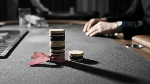 En hög och en låg stapel casinomarker på ett grönt blackjackbord